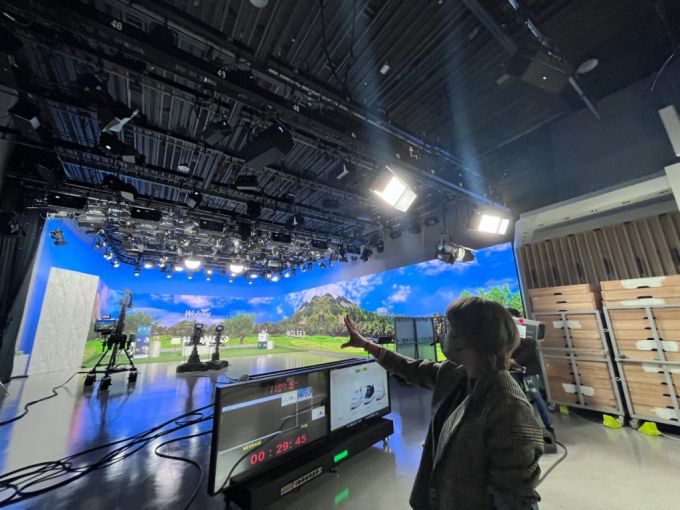 노연희 SK스토아 제작총괄PD가 27일 오전 11시쯤 미디어월이 설치된 SK스토아 스튜디오를 소개하고 있다/사진= 임찬영 기자