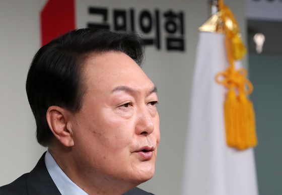 (서울=뉴스1) 이동해 기자 = 윤석열 국민의힘 대선 후보가 25일 서울 여의도 중앙당사에서 '공기는 맑게, 쓰레기는 적게, 농촌은 잘살게'를 주제로한 환경·농업 관련 공약과 운동하는 국민들에 국민건강보험료를 환급하는 내용을 담은 스포츠 공약을 발표하고 있다. 2022.1.25/뉴스1