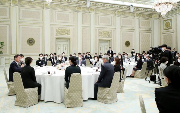 [서울=뉴시스] 김진아 기자 = 문재인 대통령이 28일 오전 청와대 영빈관에서 열린 코로나19 방역 관계자 격려 오찬에서 발언하고 있다. 2022.04.28.