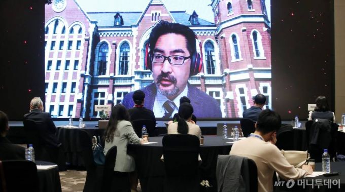 오초 케이스케 게이오대학교 교수가 28일 여의도 콘래드 서울에서 머니투데이 주최로 열린 '2022 키플랫폼'에서 '초고령사회의 경제적 기회 창출'을 주제로 화상을 통해 발표하고 있다. /사진=김휘선 기자 hwijpg@