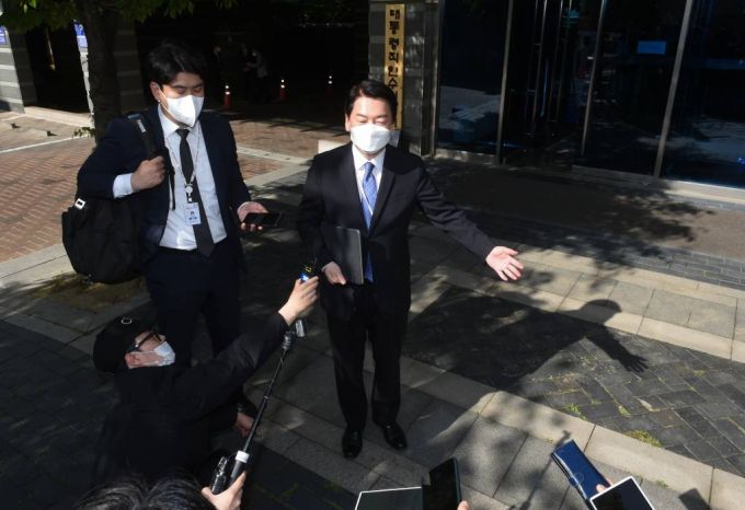 안철수 대통령직인수위원장이 26일 오전 서울 종로구 통의동 인수위원회로 출근하며 취재진 질문에 답변하고 있다. /사진제공=뉴시스