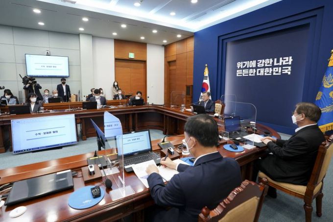 [서울=뉴시스] 문재인 대통령이 25일 오후 청와대 여민관에서 열린 수석보좌관회의를 주재하고 있다. (사진=청와대 제공) 2022.04.25.