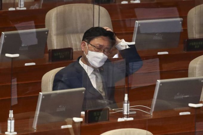 [서울=뉴시스] 최진석 기자 = 박범계 법무부 장관이 27일 오후 국회 본회의장에서 열린 본회의에 참석해 생각에 잠겨있다. (공동취재사진) 2022.04.27.