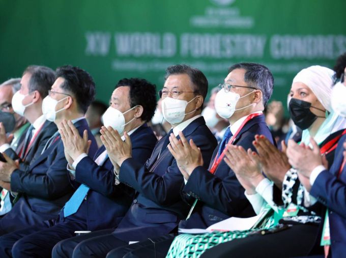 [서울=뉴시스] 전신 기자 = 문재인 대통령이 2일 서울 강남구 삼성동 코엑스에서 열린 제15차 세계산림총회 개회식에서 박수치고 있다. 2022.05.02.