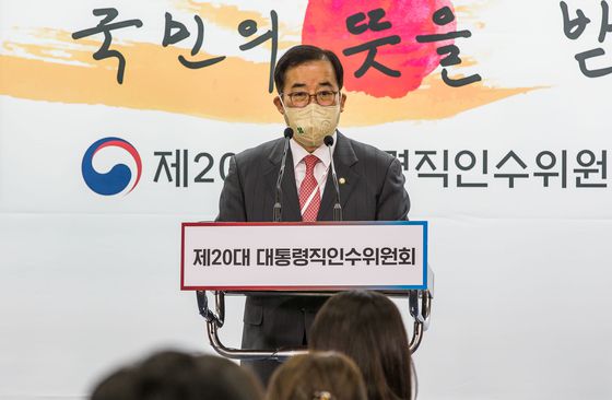 (서울=뉴스1) 인수위사진기자단 = 박성중 대통령직인수위원회 과학기술교육분과 간사가 2일 오전 서울 종로구 통의동 인수위 기자회견장에서 포털 뉴스서비스의 신뢰성, 투명성 제고를 위한 정책방향 관련 브리핑을 하고 있다.  2022.5.2/뉴스1