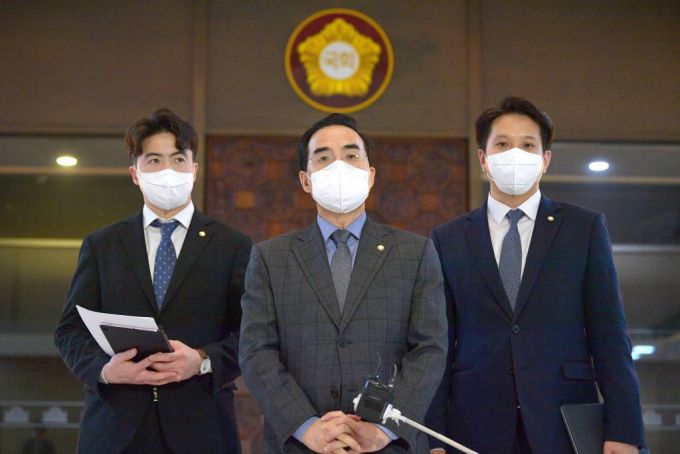 [서울=뉴시스] 전진환 기자 = 박홍근 더불어민주당 원내대표가 1일 오전 서울 여의도 국회 본회의장 앞에서 형사소송법 개정안 무제한 토론 종료 후 브리핑을 하고 있다. (공동취재사진) 2022.05.01.