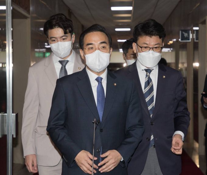 [서울=뉴시스] 고범준 기자 = 2일 오전 더불어민주당 박홍근 원내대표가 박병석 국회의장과 면담을 마친 뒤 취재진 질문에 답하고 있다. (공동취재사진) 2022.05.02.