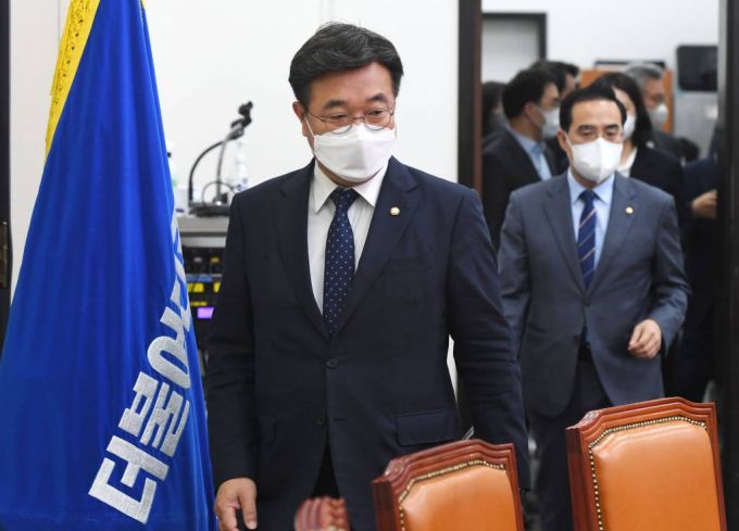 [서울=뉴시스] 최진석 기자 = 더불어민주당 윤호중 공동비상대책위원장과 박홍근 원내대표가 22일 오전 서울 여의도 국회에서 열린 더불어민주당 비상대책위원회의에 참석하고 있다. (공동취재사진) 2022.04.22