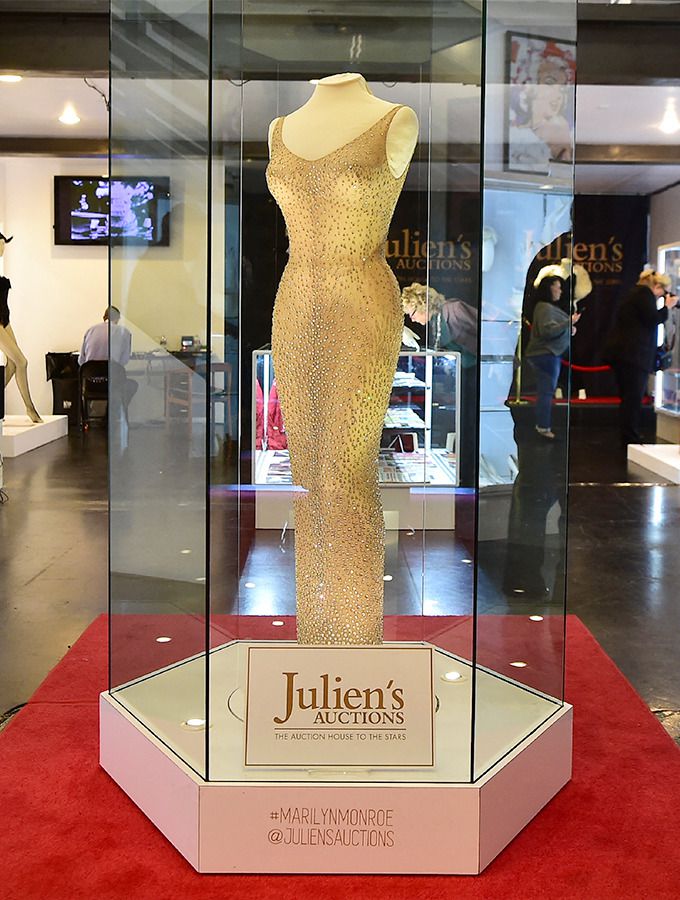 할리우드 배우 마를린 먼로가 1962년 존 F. 케네디 미국 전 대통령의 생일 파티에서 입었던 드레스. 1999년 크리스티 경매에서 126만 달러(현재 기준 한화 약 16억원)에 팔렸으며 2016년 11월 줄리엔스옥션 경매에서는 481만달러(한화 약 60억8000만원)에 판매됐다./AFPBBNews=뉴스1