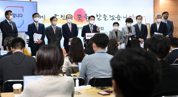 안철수 대통령직인수위원회 위원장이 3일 오전 서울 종로구 통의동 대통령직인수위원회에서 윤석열 정부의 110대 국정과제를 발표 한 뒤 취재진 질문에 답하고 있다. 2022.05.03.