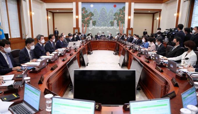 [서울=뉴시스] 전신 기자 = 문재인 대통령이 3일 청와대 본관에서 열린 국무회의에서 발언하고 있다. 2022.05.03.