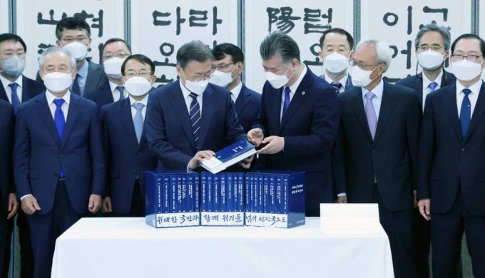 [서울=뉴시스] 전신 기자 = 문재인 대통령이 4일 청와대 본관에서 열린 백서 발간 기념 국정과제위원회 초청 오찬에 앞서 조대엽 정책기획위원장으로부터 백서를 전달받고 있다. 2022.05.04.