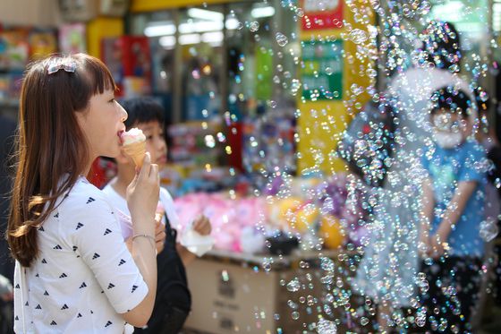 (서울=뉴스1) 안은나 기자 = 어린이날 100주년을 맞은 5일 서울 종로구 창신동 문구·완구거리를 찾은 어린이가 비눗방울을 보며 아이스크림을 먹고 있다. 2022.5.5/뉴스1