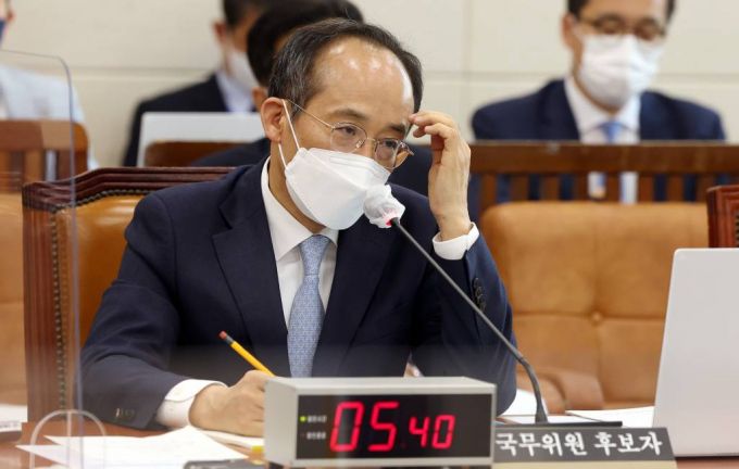 [서울=뉴시스] 최진석 기자 = 추경호 경제부총리 겸 기획재정부장관 후보자가 2일 서울 여의도 국회에서 열린 기획재정위원회 인사청문회에서 의원들의 질의를 듣고 잠시 얼굴을 만지고 있다. (공동취재사진) 2022.05.02.