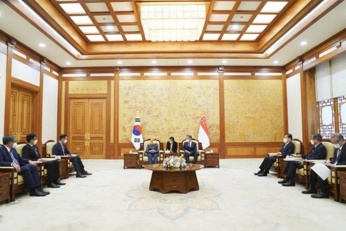 [서울=뉴시스] 문재인 대통령이 9일 오후 청와대 본관 접견실에서 할리마 야콥 싱가포르 대통령과 면담하고 있다. (사진=청와대 제공) 2022.05.09.