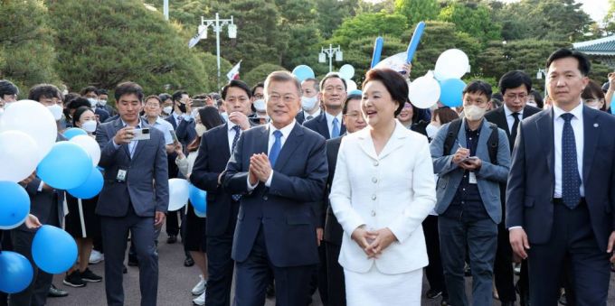 [서울=뉴시스] 전신 기자 = 문재인 대통령과 부인 김정숙 여사가 9일 오후 청와대 본관 앞에서 퇴근하며 직원들과 인사하고 있다. 2022.05.09.