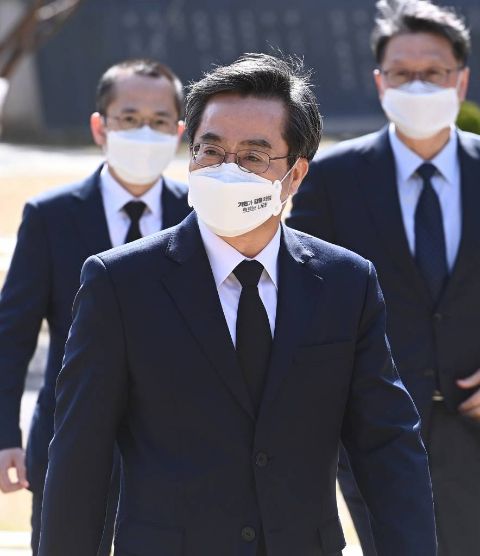 김동연 더불어민주당 경기도지사 후보가 지난달 7일 오후 경기도 수원시 연화장을 찾아 고 노무현 전 대통령 추모비로 이동하고 있다. / 사진제공=뉴시스