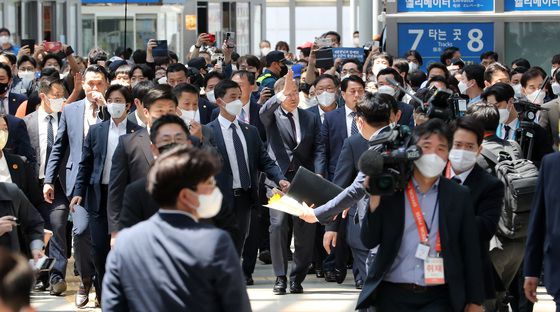 (서울=뉴스1) 이동해 기자 = 5년 임기를 마친 문재인 대통령이 10일 경남 양산 사저로 출발하기에 앞서 서울역 광장에서 배웅 나온 시민들과 인사를 나누고 있다. 2022.5.10/뉴스1