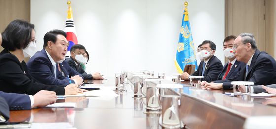 윤석열 대통령이 10일 오후 서울 용산 집무실에서 왕치산 중국 국가 부주석을 접견하고 있다. (대통령실사진기자단) /사진=뉴스1