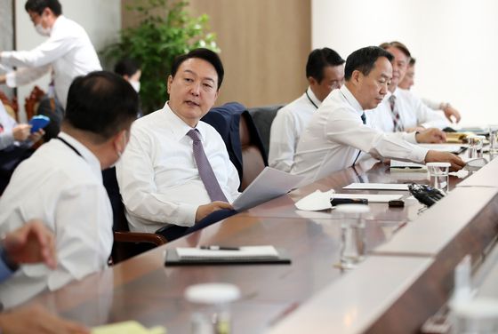(서울=뉴스1) 오대일 기자 = 윤석열 대통령이 취임 이틀째인 11일 용산 대통령실에서 열린 수석비서관회의에서 참모들과 대화하고 있다. 2022.5.11/뉴스1