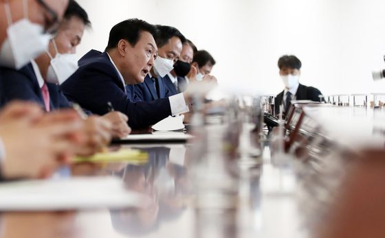 (서울=뉴스1) 오대일 기자 = 윤석열 대통령이 취임 이틀째인 11일 용산 대통령실에서 열린 수석비서관회의에서 모두발언을 하고 있다. 2022.5.11/뉴스1