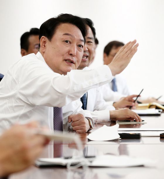 (서울=뉴스1) 오대일 기자 = 윤석열 대통령이 취임 이틀째인 11일 용산 대통령실에서 열린 수석비서관회의에서 모두발언을 하고 있다. 2022.5.11/뉴스1