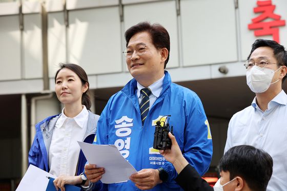 (서울=뉴스1) 조태형 기자 = 송영길 더불어민주당 서울시장 후보가 13일 오전 서울 송파구 가락농수산물종합도매시장에서 '민생 회복 패스트트랙' 공약 발표 기자회견을 하고 있다. 2022.5.13/뉴스1