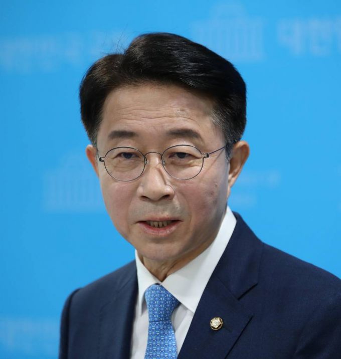 [서울=뉴시스 김선웅 기자 = 조정식 더불어민주당 의원이 15일 서울 여의도 국회 소통관에서 국회의장 출마를 선언하고 있다. (공동취재사진) 2022.05.15.