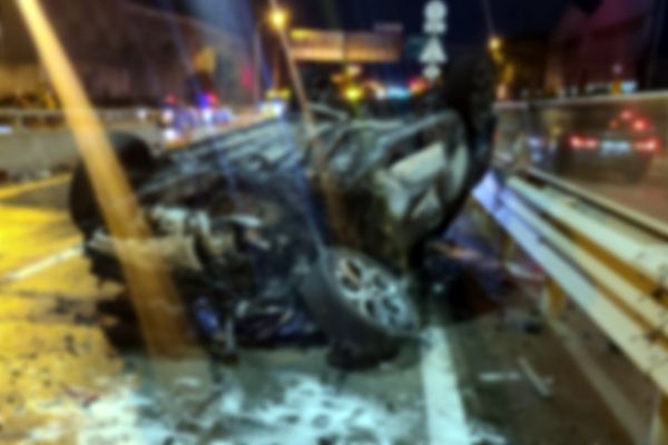 SUV가 지난 15일 새벽 3시쯤 부산 사하구 을숙도대교 앞에서 구조물을 들이받고 전복됐다. /사진=뉴스1(부산경찰청 제공)