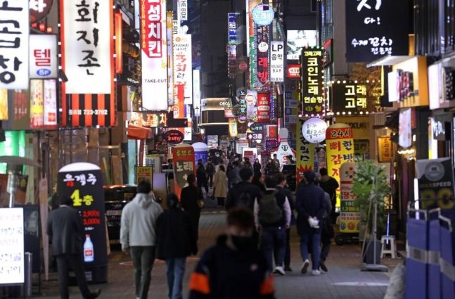 서울 종로구 젊음의 거리가 시민들로 붐비고 있다./사진=뉴시스