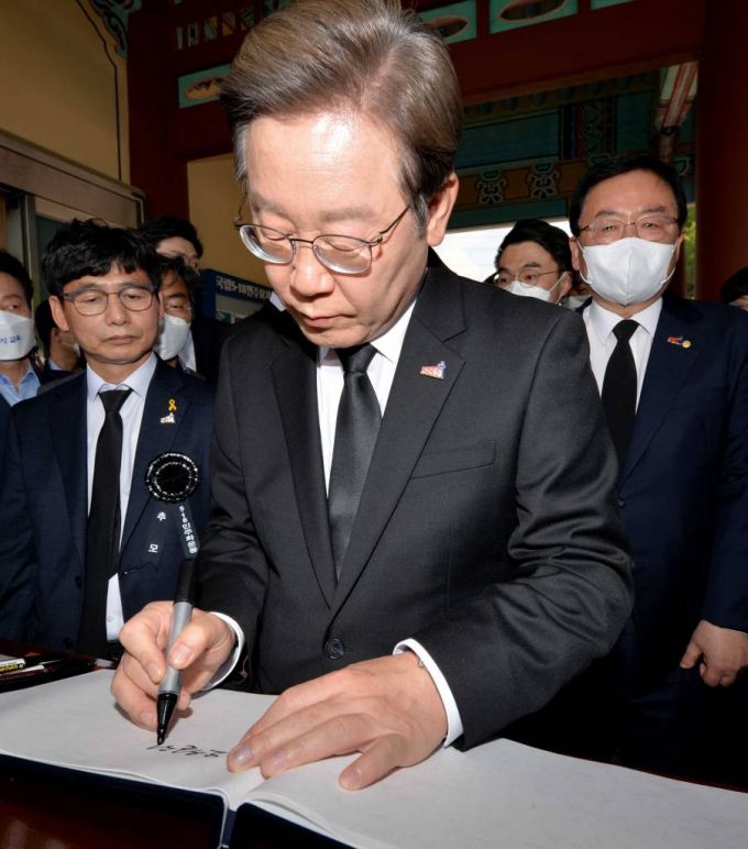 [광주=뉴시스 변재훈 기자 = 더불어민주당 총괄 상임선대위원장인 이재명 인천 계양을 국회의원 후보가 5·18민주화운동 42주기를 하루 앞둔 17일 광주 북구 운정동 국립5·18민주묘지를 참배하기 앞서 방명록을 쓰고 있다.  2022.05.17.