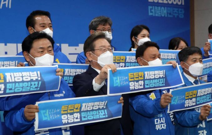 [전주=뉴시스] 김얼 기자 = 이재명 더불어민주당 선대위 총괄 상임선대위원장이 17일 전북 전주시 더불어민주당 전북도당을 방문해 전북지역 출마자들과 함께 지지를 호소하고 있다. 2022.05.17.