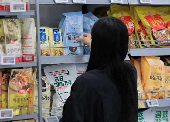 지난 16일 서울의 한 대형 마트를 찾은 시민이 밀가루를 구입하고 있다/사진=뉴스1