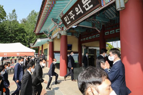 윤석열 대통령이 18일 제42주년 5·18 민주화운동 기념식에 참석하기 위해 광주 북구 5·18 민주묘지 민주의 문을 통해 입장하고 있다. (공동취재) /사진=뉴스1