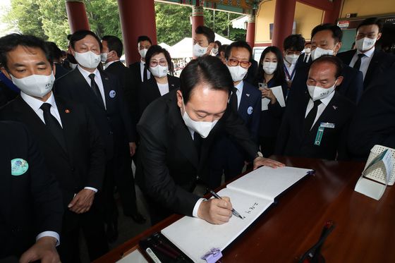 윤석열 대통령이 18일 제42주년 5·18민주화운동 기념식 참석을 위해 광주 북구 국립5·18민주묘지에 도착, 방명록을 작성하고 있다. (대통령실사진기자단) /사진=뉴스1