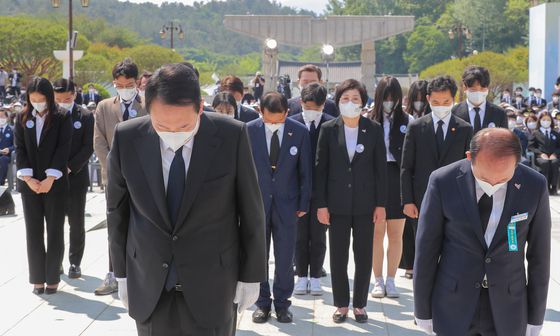 윤석열 대통령이 18일 광주 북구 국립5·18민주묘지에서 '오월을 드립니다' 주제로 열린 제42주년 5·18민주화운동 기념식에서 묵념하고 있다. /사진=뉴스1