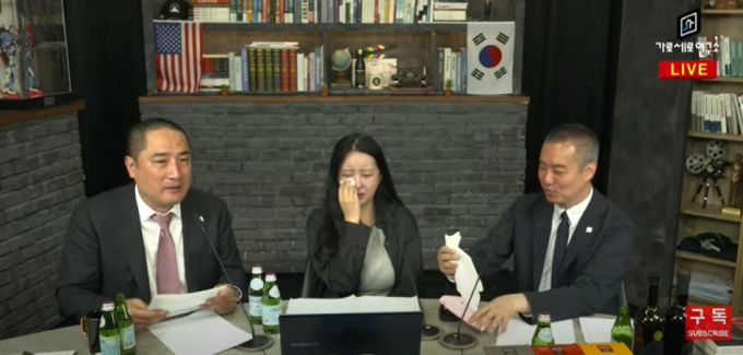 지난 18일 '국정농단' 사건 최서원씨의 딸 정유라씨와 강용석 무소속 경기도지사 후보가 최씨의 옥중 편지를 읽고 눈물을 흘리고 있다./사진=가로세로연구소