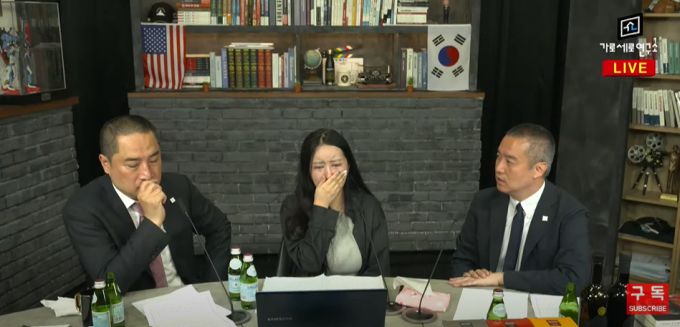 지난 18일 '국정농단' 사건 최서원씨의 딸 정유라씨와 강용석 무소속 경기도지사 후보가 최씨의 옥중 편지를 읽고 눈물을 흘리고 있다./사진=가로세로연구소