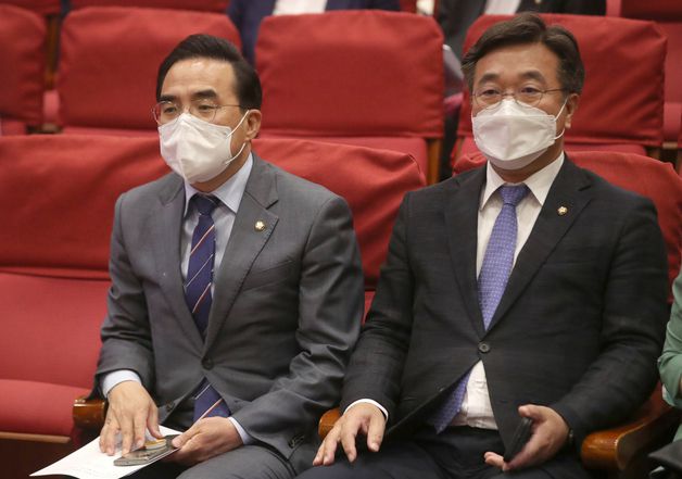 윤호중 더불어민주당 공동비상대책위원장(오른쪽)과 박홍근 원내대표가 20일 오후 서울 여의도 국회 의원회관에서 열린 의원총회에 참석해 자리하고 있다. (공동취재) 2022.5.20/뉴스1