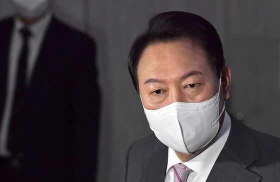 윤석열 대통령이 20일 오전 서울 용산 대통령실로 출근하며 취재진 질문에 답하고 있다. 윤 대통령은 한덕수 국무총리 후보자 인준 표결과 관련해 "처음부터 협치를 염두에 두고 지명한 총리"라며 "잘 될 것이라고 기대한다"고 말했다. (대통령실사진기자단) 2022.5.20/뉴스1