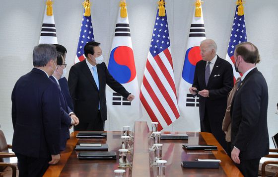 윤석열 대통령과 조 바이든 미국 대통령이 21일 오후 용산 대통령실 청사 접견실에서 확대 정상회담 전 참석자들과 인사를 나누고 있다. (대통령실사진기자단) /사진=뉴스1
