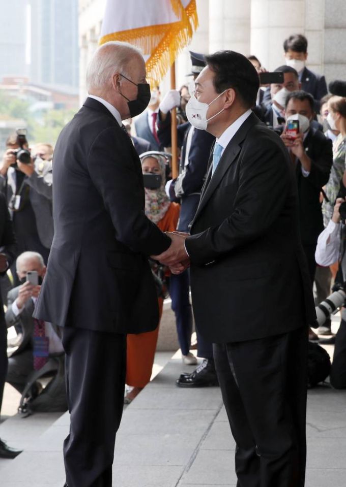 [서울=뉴시스] 전신 기자 = 윤석열 대통령이 21일 서울 용산 대통령실 청사 앞에서 조 바이든 미국 대통령을 영접하고 있다. 2022.05.21.