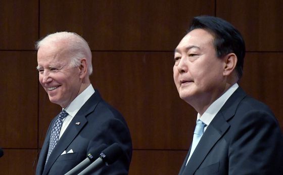 윤석열 대통령과 조 바이든 미국 대통령이 21일 용산 대통령실 청사 강당에서 한미정상회담 공동 기자회견을 하고 있다. (대통령실사진기자단) /사진=뉴스1