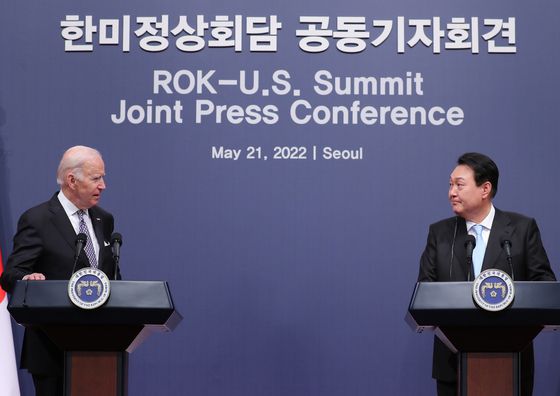 윤석열 대통령과 조 바이든 미국 대통령이 21일 용산 대통령실 청사 강당에서 열린 한미정상회담 공동 기자회견에서 마주보며 대화하고 있다. (대통령실사진기자단) /사진=뉴스1