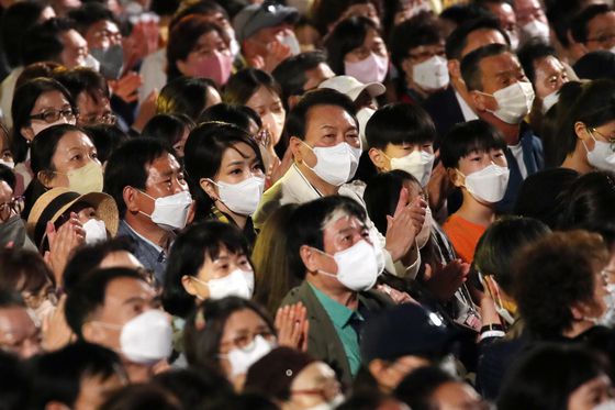 (서울=뉴스1) 오대일 기자 = 윤석열 대통령과 김건희 여사가 22일 오후 서울 종로구 청와대 본관 대정원에서 열린 청와대 개방 특집 KBS 열린음악회에 참석해 박수치고 있다. (대통령실사진기자단) 2022.5.22/뉴스1