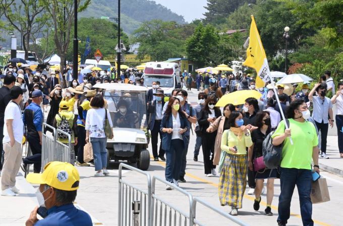 노무현 전 대통령 서거 13주기 공식 추도식이 열리는 23일 오후 경남 김해시 진영읍 봉하마을로 추모객들이 들어오고 있다. / 사진제공=뉴시스