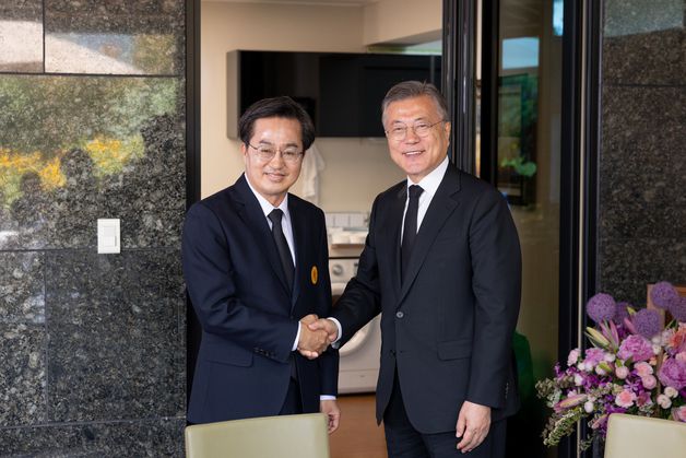 김동연 더불어민주당 경기도지사 후보와 문재인 전 대통령이 23일 경남 김해 봉하마을 고 노무현 전 대통령 사저에서 13주기 추도식 전 가진 비공개 오찬에서 손을 맞잡고 있다/사진=뉴스1