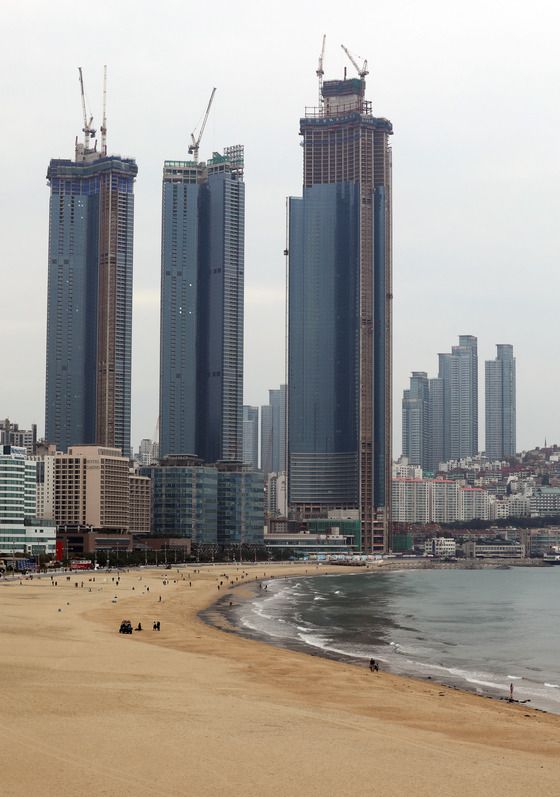 2018년 제25호 태풍 '콩레이'의 강풍에 의해 해운대 엘시티 외벽에 설치된 쇠줄이 느슨해지며 외벽 유리창 수백여장이 깨지는 사고가 발생했다. 사진은 공사 중이던 엘시티 전경.2018.10.10/뉴스1