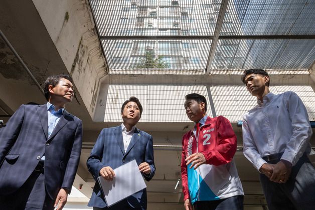 (군포=뉴스1) 이재명 기자 = 이준석 국민의힘 대표가 24일 오전 경기도 군포시 산본동 가야주공5단지 1차 아파트에서 가진 1기 신도시 재정비사업 신속 추진 현장 점검에서 입주민 관계자와 대화하고 있다. 2022.5.24/뉴스1