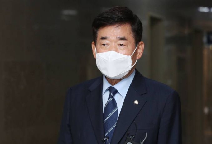 [서울=뉴시스 김선웅 기자 = 제21대 국회 후반기 국회의장 후보로 선출된 김진표 의원이 24일 오전 서울 여의도 국회에서 열린 화상 의원총회를 마친 후 취재진 질문에 답하고 있다. (공동취재사진) 2022.05.24.